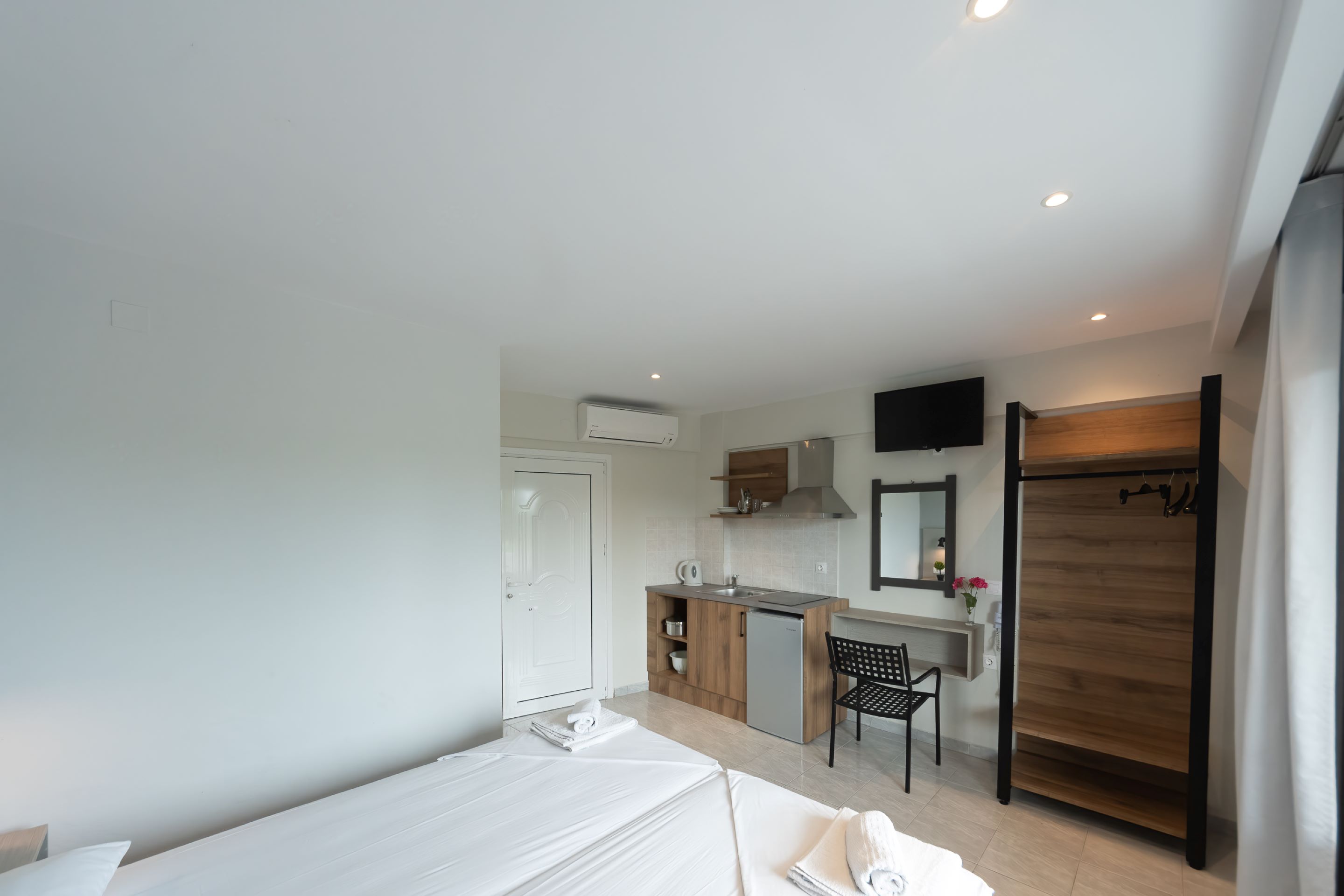 greece-corfu-kavos-rooms-hotel-summer