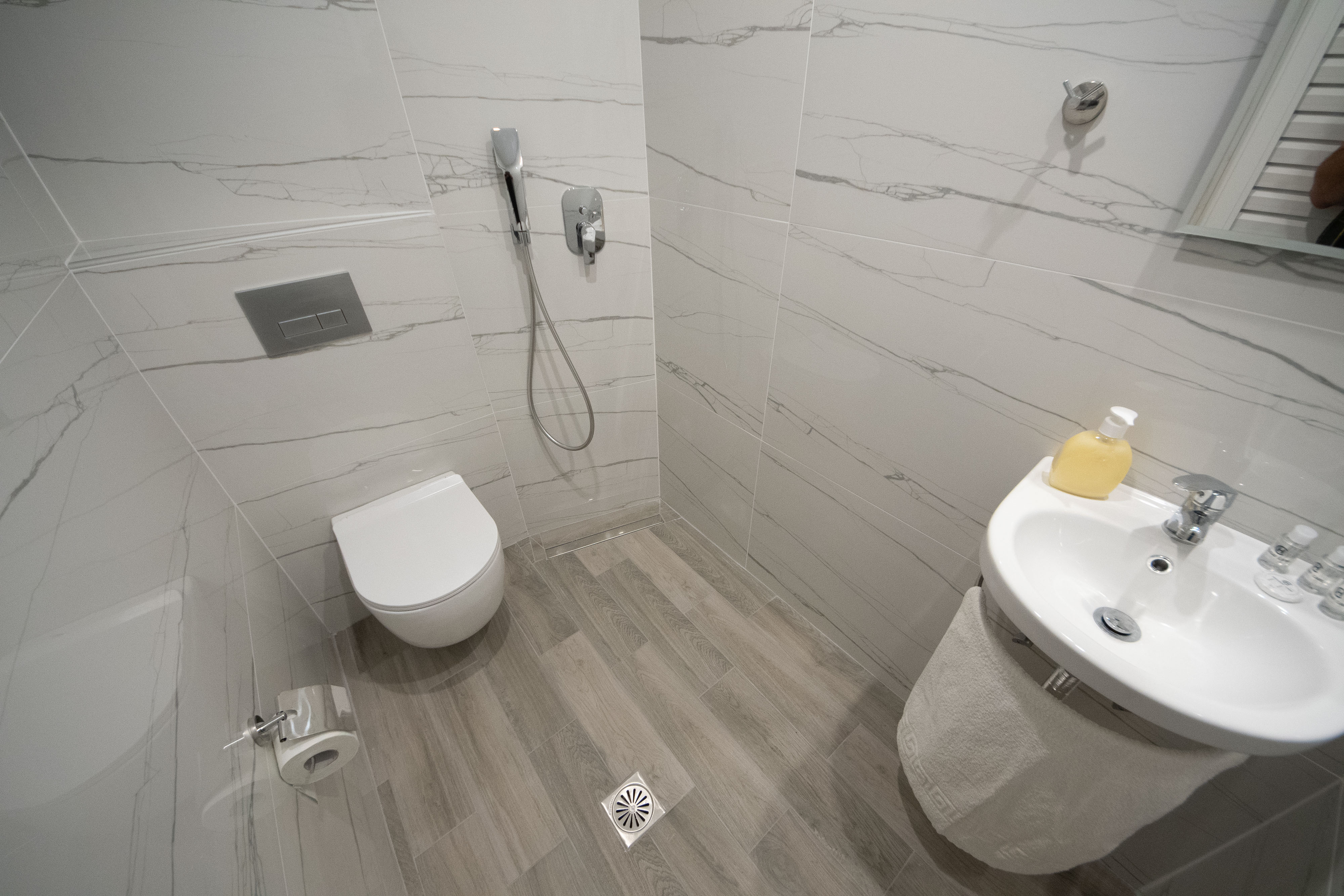 greece-corfu-kavos-rooms