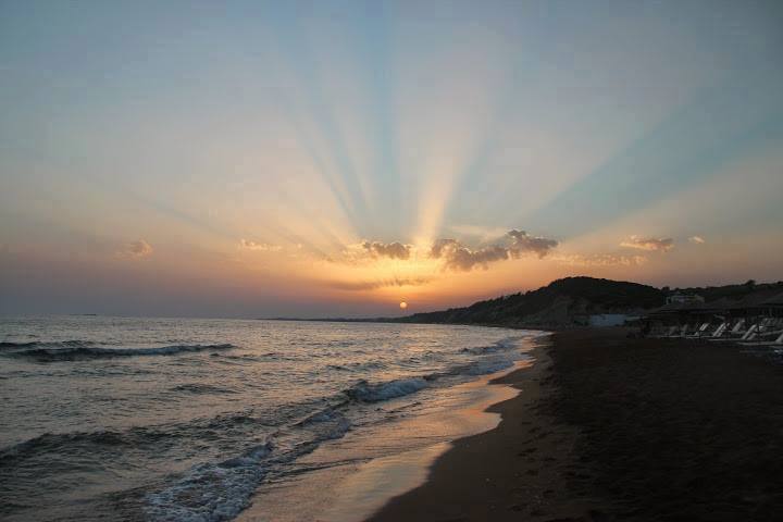 greece-corfu-kavos-beach-rooms