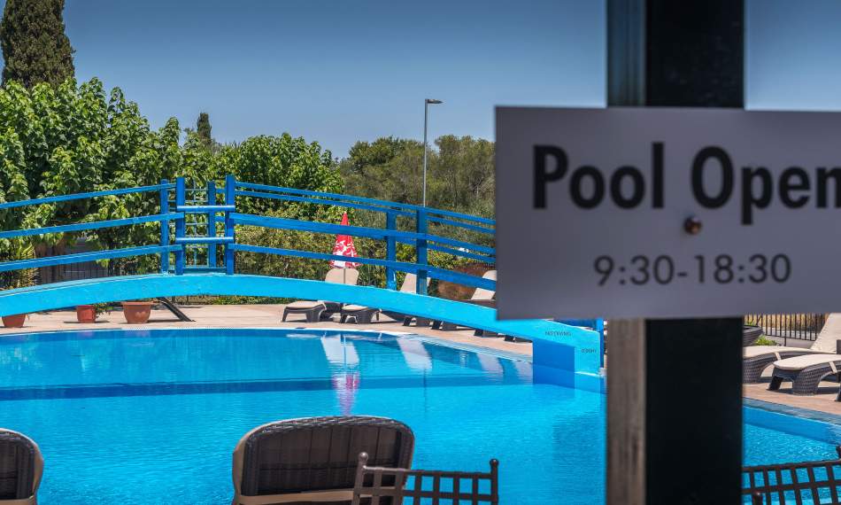corfu-greece-kavos-pool-rooms