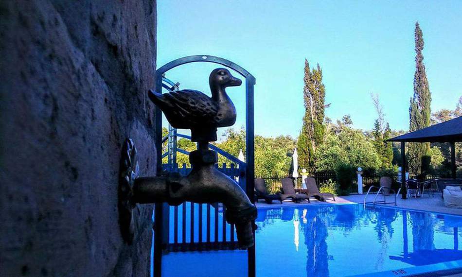 corfu-kavos-rooms-pool